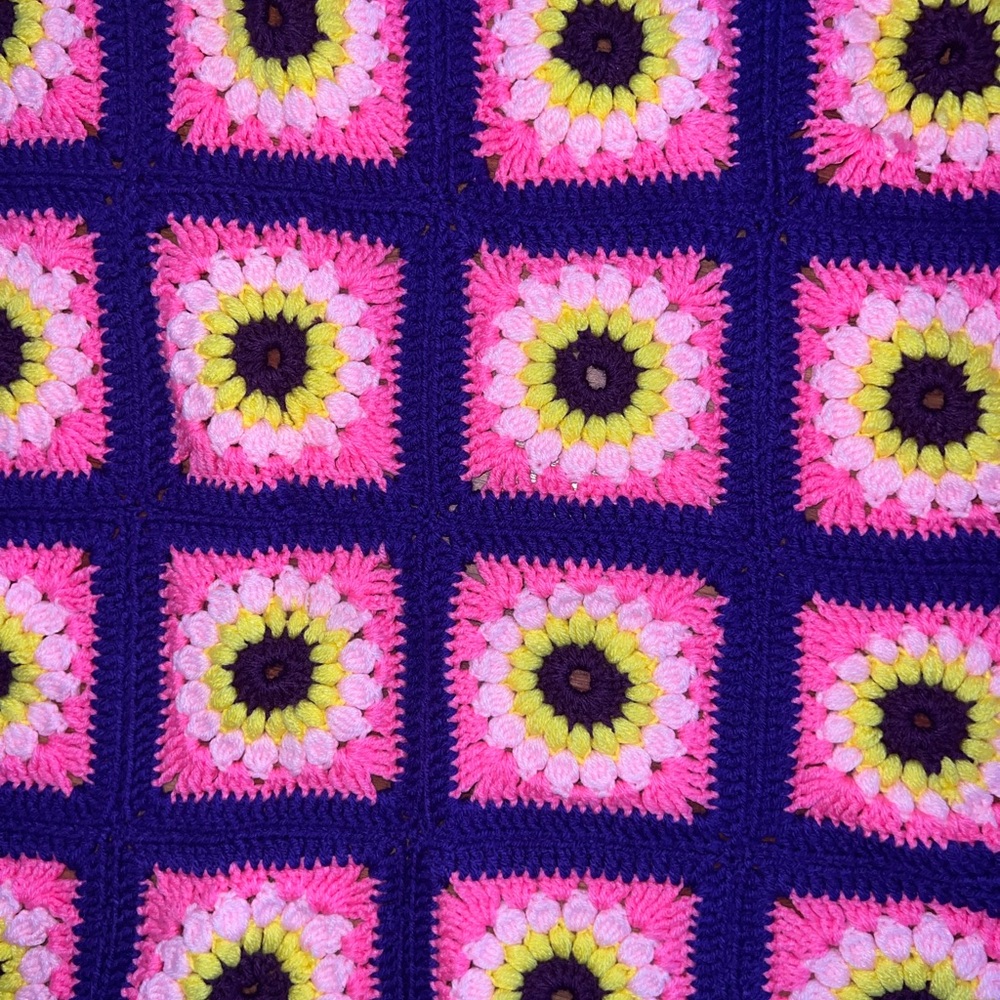 Vintage granny square floral crocheted blanket. Excellent preloved condition!